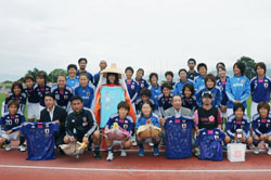 女子サッカー日本代表に進呈